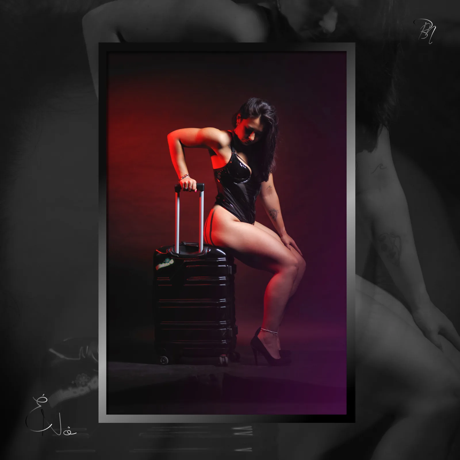 Suitcase in red light — Photo: Norbert Banhalmi A woman leans on a suitcase under red and violet light.