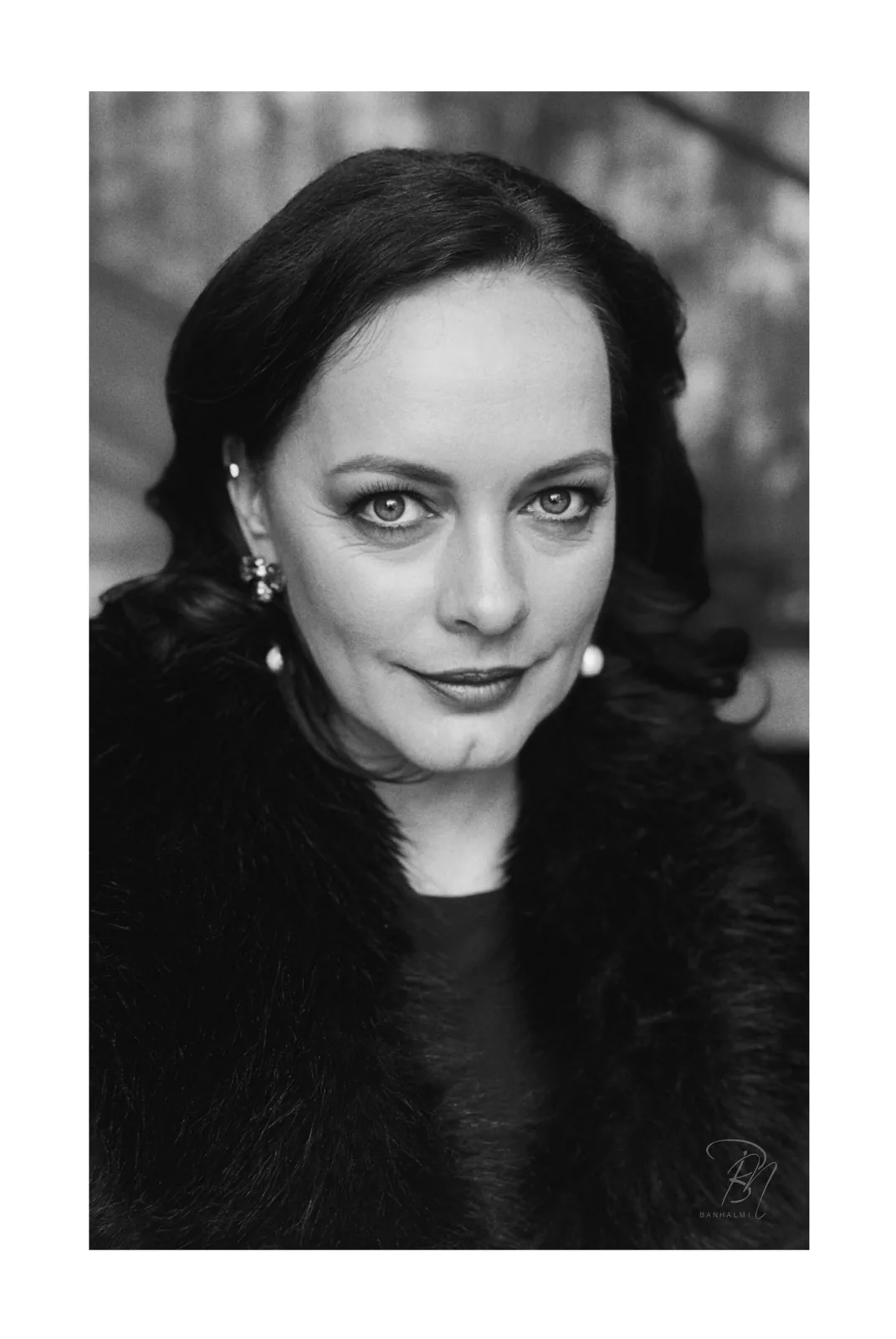 Pearl and fur — Photo: Norbert Banhalmi Studio portrait of a woman in a fur collar with a pearl earring, looking into the lens.