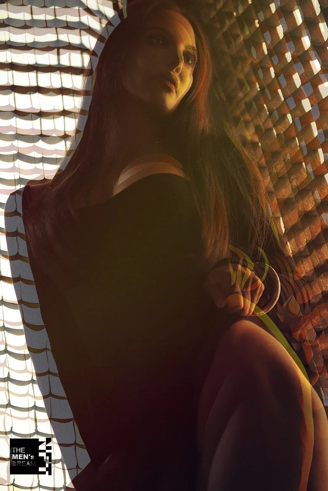 Woven light — Photo: Norbert Banhalmi A woman sits in a woven chair, backlight breaking through the weave.